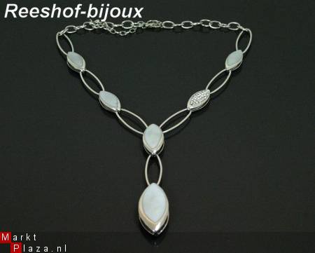 Zeer mooie ketting met wit emaille en Strass!