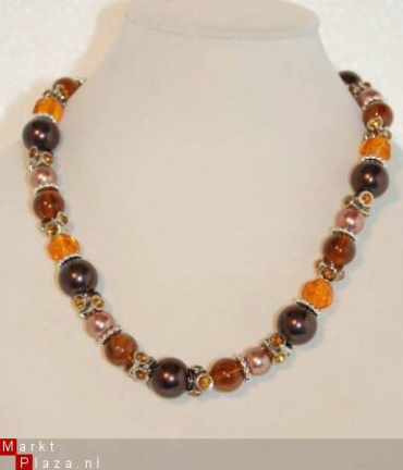 Schitterende ketting, parels en tonnetjes bezet met strass