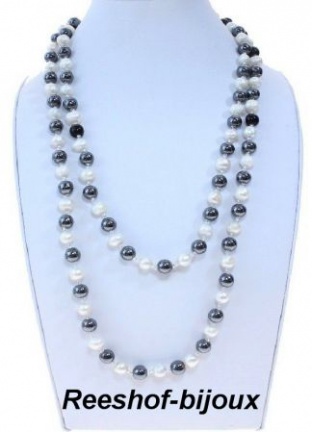 Schitterende ketting met zoetwaterparels en edelstenen.