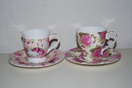2 Koffiemokjes met schotel met rozenmotief. - Afbeelding 2
