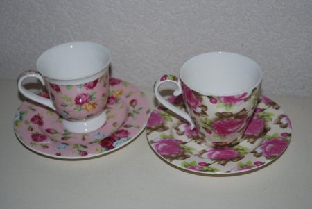 2 Koffiemokjes met schotel met rozenmotief. - nr. 1