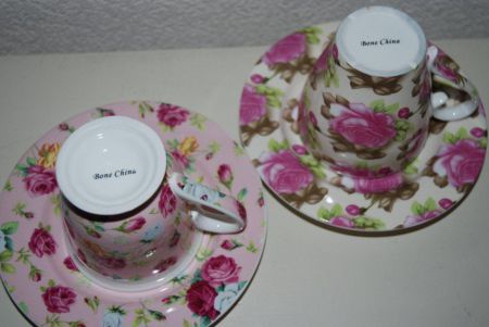 2 Koffiemokjes met schotel met rozenmotief. - Afbeelding 4
