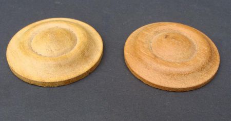 === 2 Ornamentjes = hout = gebruikt === 15919