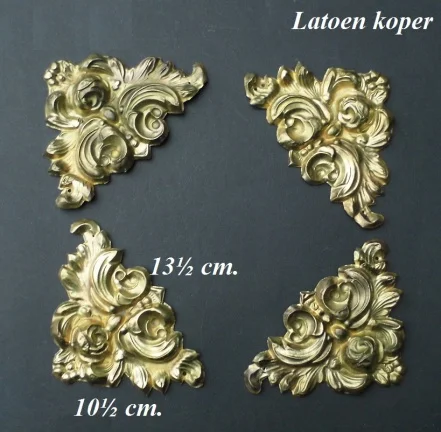 === Klok hoeken = latoen koper = oud === 25043