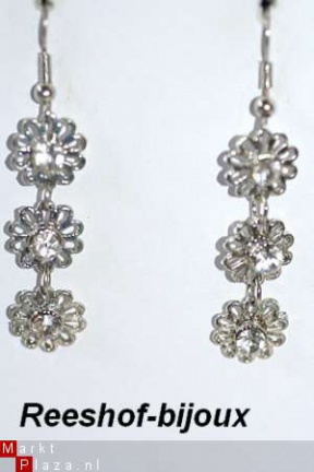 Leuke hangoorbellen met bloemetjes met strass in het midden.