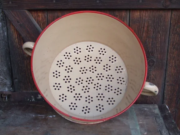 Mooie oude emaille vergiet - beige met rode rand