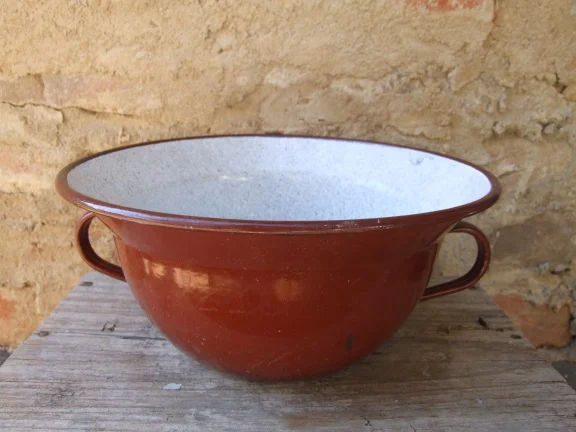 Mooie bruine emaille schaal met oren