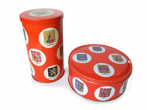retro oranje koekblik en beschuitbus