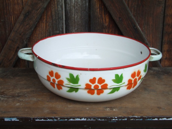 Mooie emaille schaal met oranje en groene motieven