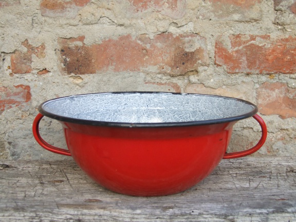 Leuke oude schaal van rood emaille