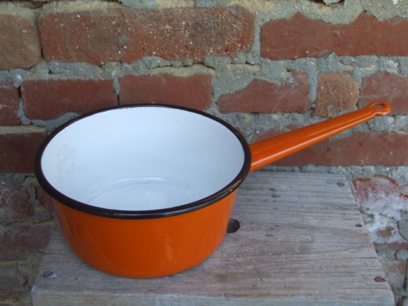 Mooie steelpan van oranje emaille