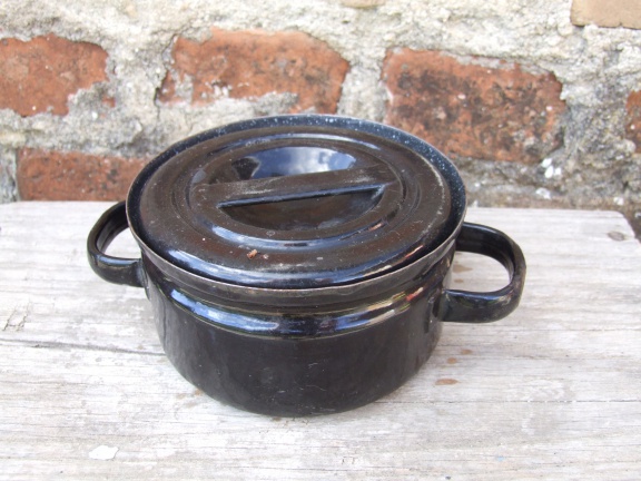 oud pannetje van zwart emaille
