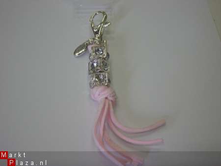 Mooie verzilverde tashanger met leer en Strass.