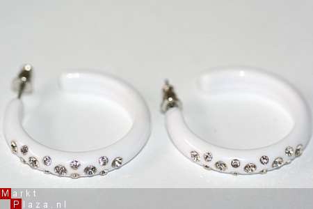 Mooie witte oorringen met blanke Strass steenjes.