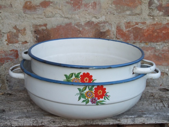 2 emaille schalen met bloemmotief