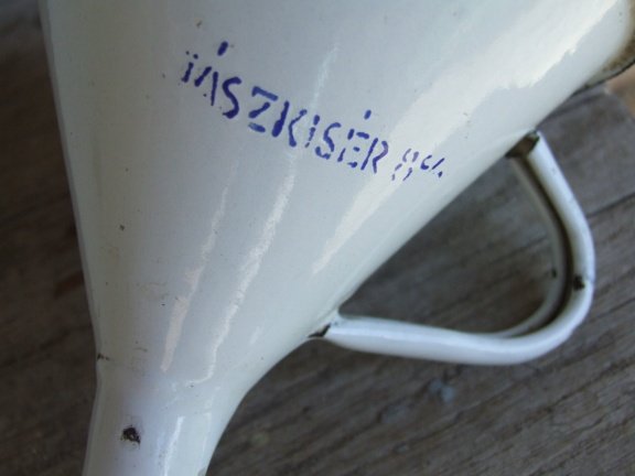 Twee brocante trechters van wit emaille