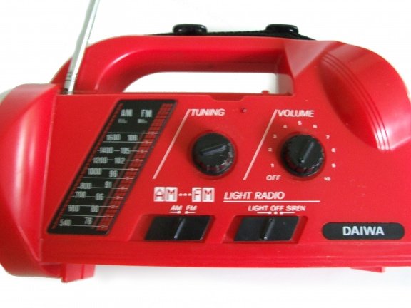 rode draagbare radio met lamp