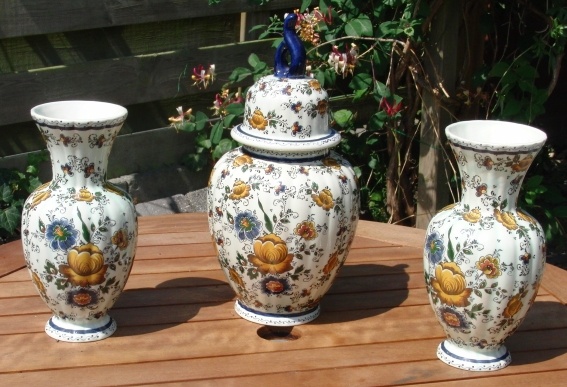 Prachtig H.Bequet - driedelig polychroom kaststel. >>> via www.MoleneindKringloop.nl - nr. 1