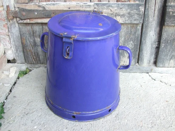 grote vetpot van blauw emaille