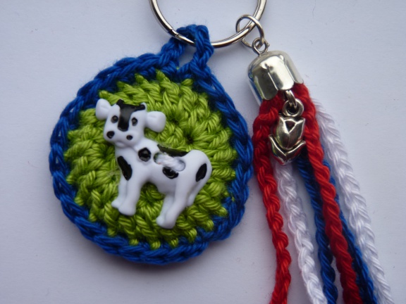 Gehaakte sleutelhanger Koe (rood/wit/blauw) - nr. 1