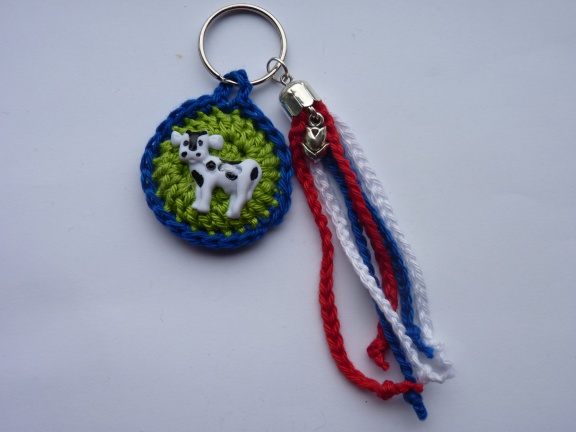 Gehaakte sleutelhanger Koe (rood/wit/blauw) - Afbeelding 2
