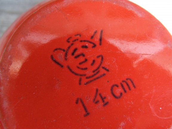 Kom van rood emaille