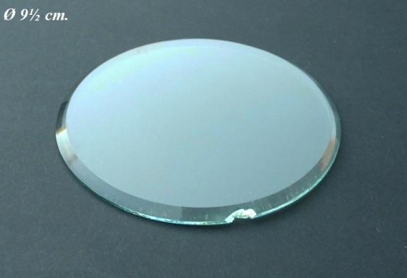 === Geslepen vlak glas = 9½ cm. = gebruikt === 33625