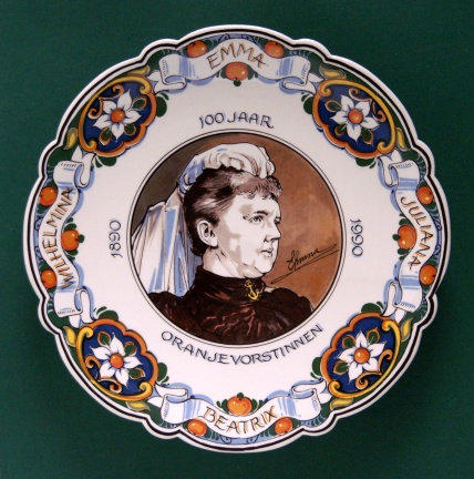 Bord 100 jaar Oranjevorstinnen 1890-1990 Emma-Wilhelmina-Juliana-Beatrix - nr. 1