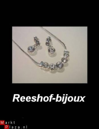 Mooie fijne Strass ketting met bijbehorende oorbellen!