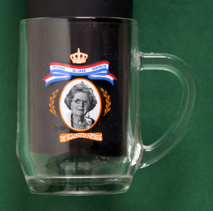Glazen drinkmok Juliana 25 jaar Koningin 1948-1973 - nr. 1