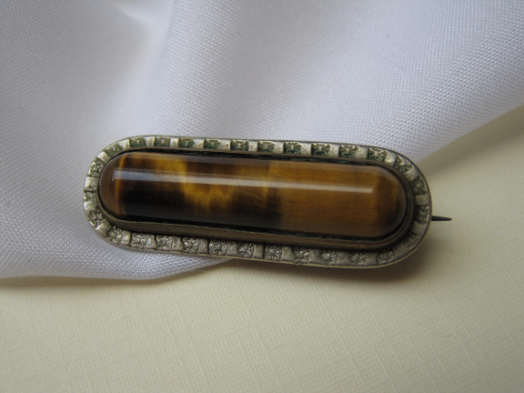 Zilveren broche antiek met lange tijgeroog edelsteen 3.8x1.3 cm - nr. 1