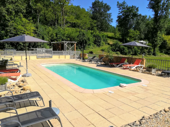 Klein vakantiedomein met 5 accommodaties (evt. groepsvakantie) in toeristische centrum DORDOGNE