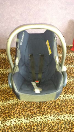 Goed uitziende donkerblauwe baby maxi cosi - nr. 1