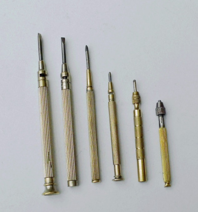=== 4 Schroevendraaiertjes / 1 Priem / 1 pennetangetje = oud === 34186