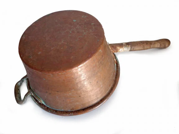 Mooie koperen pan met steel