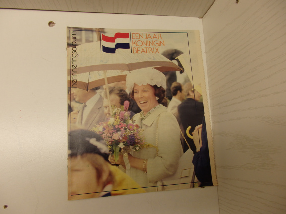 Een jaar Koningin Beatrix - Herinneringsalbum. - nr. 1