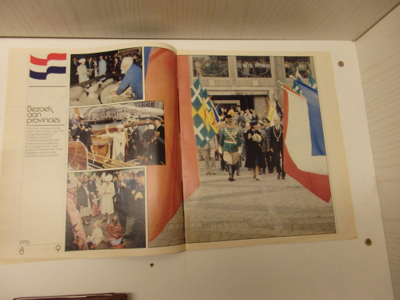 Een jaar Koningin Beatrix - Herinneringsalbum. - Afbeelding 2