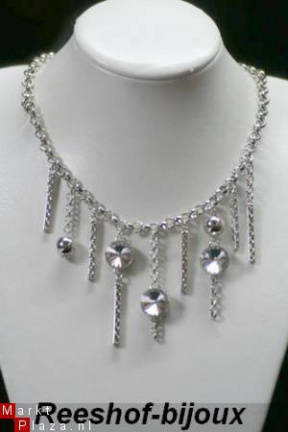 Super mooie ketting met blanke Strass.