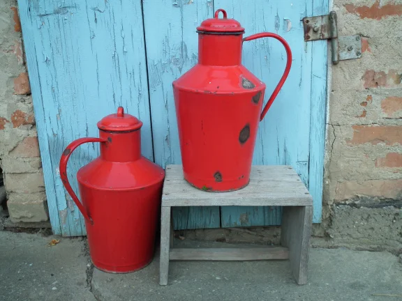vintage kannen van rood emaille