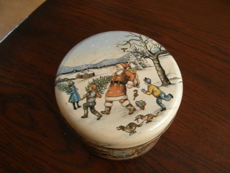 Oud rond blik met winterse afbeeldingen. - nr. 1