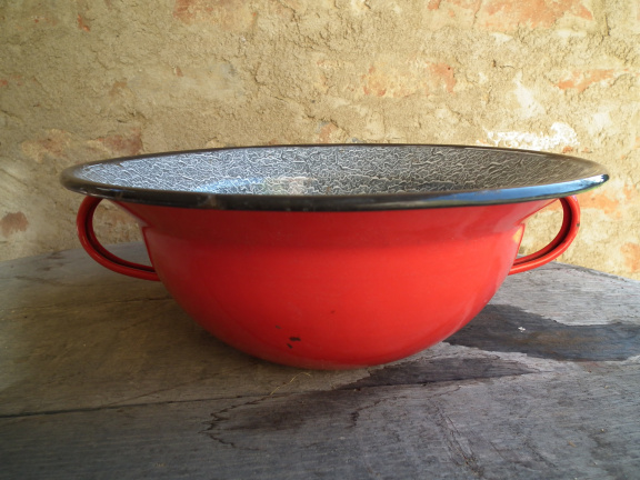 brocante schaal van rood emaille