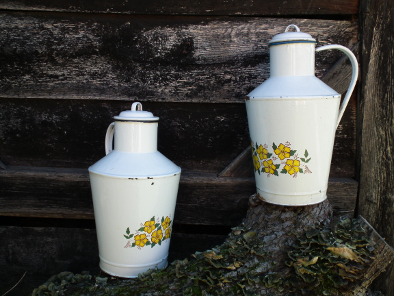 Brocante kannen wit emaille met gele bloemmotieven
