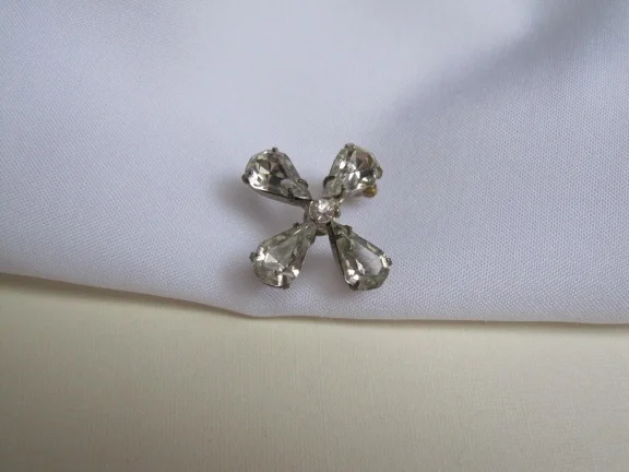 Broche zilverkleurig klavertje vier model foiled glas 2.2x2.2 cm - nr. 1