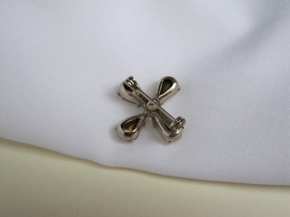 Broche zilverkleurig klavertje vier model foiled glas 2.2x2.2 cm - Afbeelding 3
