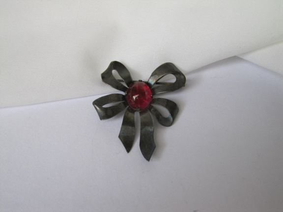 Zilveren broche antiek Art Deco strikmodel met rood/roze ster saffier 3.4x4.2 cm - nr. 1