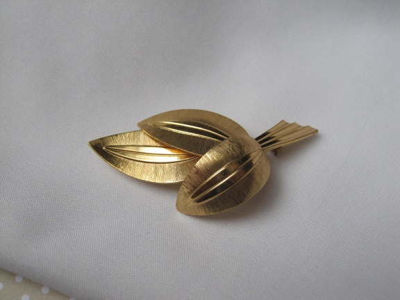 Broche Art Deco goudkleurig verguld bladmodel /Germany - nr. 1