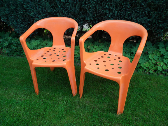2 oranje kuipstoelen