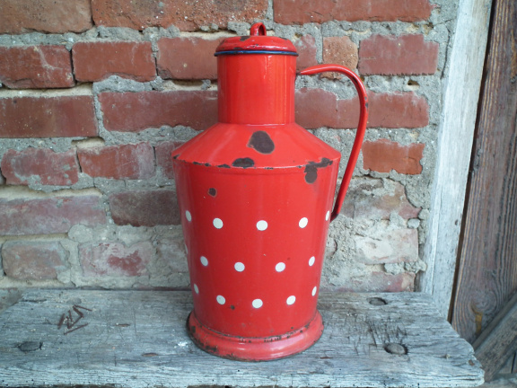 kan van rood emaille met witte stippen