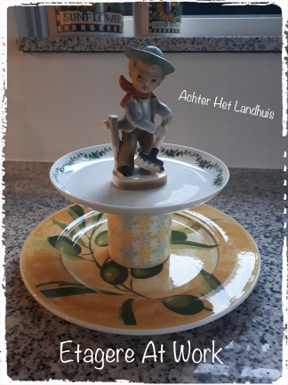 Etagere 2 laags van serviesdelen/serviesgoed gemaakt "By Cornelia"