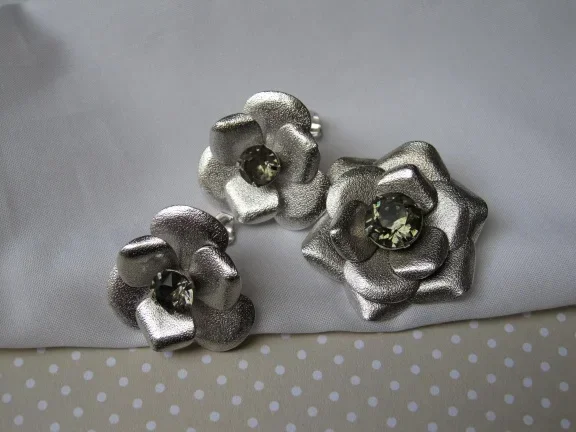Broche/hanger en oorbellen set Sarah Coventry roos met green ice rijnsteen. - nr. 1